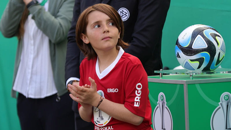 Theresa Bitzen ERGO Balltragekind im DFB-Pokal-Finale der Frauen